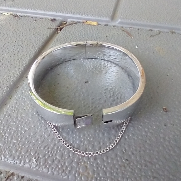 Women's silver tone hinged bracelet with chain. - Picture 5 of 6